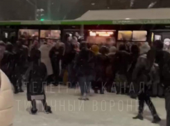 Воронежцы выломали дверь автобуса в попытке залезть в него
