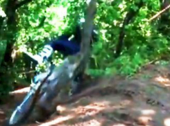 Падение пугливого байкера на холме в Воронеже попало на видео