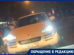Porsche Cayenne с номером «ААА» фривольно обозначил свое превосходство на дороге в Воронеже