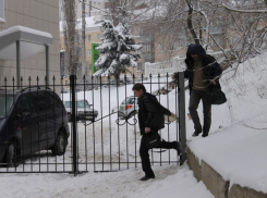 В Воронеже владелец бизнес-центра устроил закрытую парковку на улице Арсенальная (ФОТО)