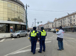 Полицейские и Авторадио с цветами вышли на улицы радовать  женщин Воронежа