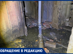 Захламлен и затоплен: как выглядит подвал замерзающей пятиэтажки в Воронеже 