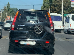 Кроссовер с комичной запаской сфотографировали в Воронеже