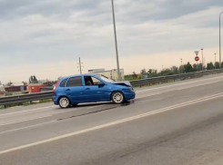 В Воронеже легковушка протаранила отбойник на дороге - опубликовано видео