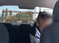 Таксист жестко вышвырнул пассажирку на видео в Воронеже