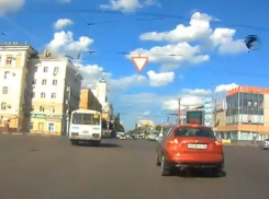 На видео попала неадекватная езда пассажирского автобуса в центре Воронежа 