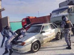 «На землю! За голову руки!»: новоусманец на грузовике попытался протаранить спецназовца через легковушку 