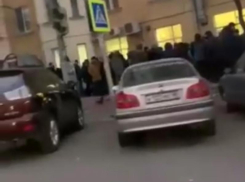 Сотни воронежцев ночевали на морозе ради дешевой справки на права