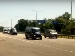 Проезд шикарного кортежа Дмитрия Медведева сняли на видео в Воронеже