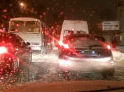Воронежцы часами добираются до дома из-за 10-балльных пробок 