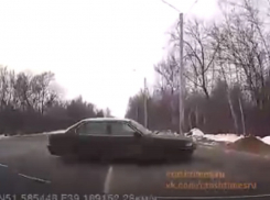 Минусы старой BMW на скользкой дороге сняли на видео в Воронеже