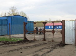 В Воронежской области антиникелевый активист на машине протаранил ворота базы геологов