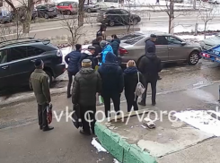 Комичный «бой» воронежца за Volkswagen сняли на видео 