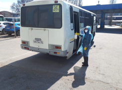 Женщина с подозрением на коронавирус сбежала из больницы и каталась на маршрутке по Воронежу