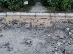 Старинная мостовая обнажилась при ремонте Никитинской площади в Воронеже