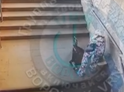 Спорный поступок пенсионерки сняла камера видеонаблюдения в Воронеже