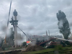 Демонтаж стелы на Остужевском кольце сняли в Воронеже 