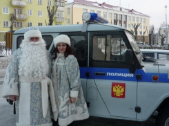 К детям в детских домах и школах-интернатах пришел Полицейский Дед Мороз