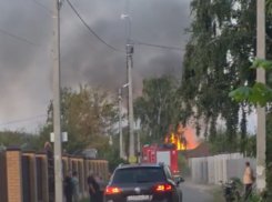 Пламя уничтожило дом и добралось до соседнего в Воронежской области