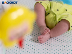 37-летняя женщина, бросившая умирать на дороге новорожденного ребенка, избежала тюрьмы под Воронежем