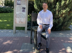 Алексей Гордеев присел на воронежский стул от жлобства в профилактических целях