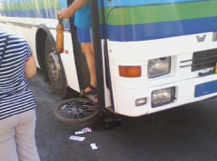 В Воронеже велосипедист-подросток, который попал под  автобус, умер в больнице