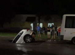 Опубликовано жуткое видео, как машина провалилась в асфальт в Воронеже