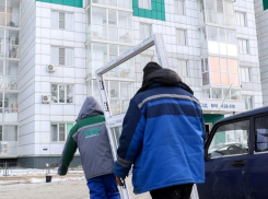 Повреждённые от налёта БПЛА окна в квартирах начали восстанавливать в Воронеже