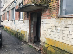 О доме ужасов, где окно забили мешками, рассказали жители села под Воронежем