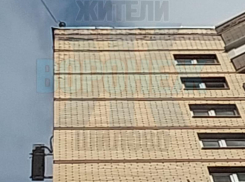 Может упасть на голову: об опасной многоэтажке предупредили воронежцев