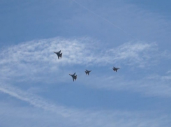 Грандиозное авиашоу увидели сотни воронежцев над акваторией водохранилища