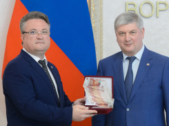 Мэр Кстенин оказался дороже губернатора Гусева