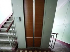 В Воронеже шизофреник, преследовавший незнакомку, угрожал ей зажигалкой в лифте многоэтажки