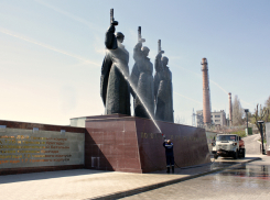 К майским праздникам воронежские памятники «приняли душ»