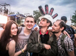 Финальный день фестиваля «Чайка» в Воронеже: как фанаты прятали еду в лесу, а певцы забывали слова своих песен