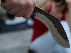 На воронежца набросились с ножом в центре города