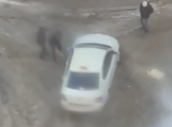 Групповое сражение с ледяной дорогой показали на видео в Воронеже 