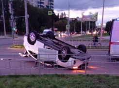 Стали известны подробности жесткого ДТП с перевернутой легковушкой в Воронеже