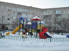 В Воронеже иномарка снесла ограждение детской площадки