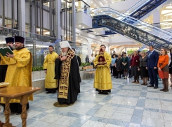Митрополит Сергий лично освятил новый атриумный зал Центра Галереи Чижова