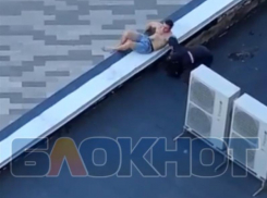 Буйного полуголого мужчину повязали полицейские на крыше Дома архитектора