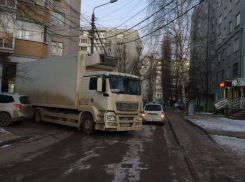 Фура-погрузчик перегородила проезжую часть в Воронеже