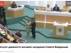 Не обделили: Владимиру Нетесову вручили удостоверение и нагрудный знак сенатора
