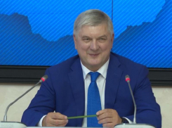 Александр Гусев вручил двум воронежским семьям госнаграды от президента России