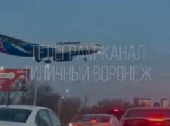 Впечатляющий полет огромного самолета над машинами сняли в Воронеже 