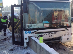 Следственный комитет и прокуратура начали проверку после ДТП с пострадавшими на виадуке у Заставы в Воронеже