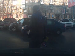 Как не надо выходить из машины, продемонстрировали в Воронеже