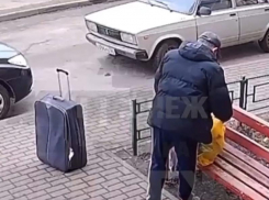 Странное занятие мужчины попало на видео в Воронеже