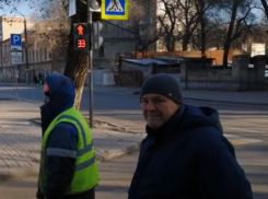 Активист жестко пообщался с разрушителями ценного хлебозавода в Воронеже