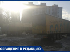 Две фуры жестко «сели на мель» в дырявом воронежском переулке 